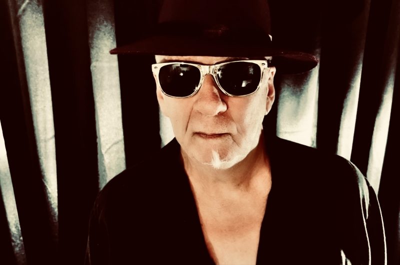 Mike Stewart Theory réinvente les codes avec « Jet Set Trash »