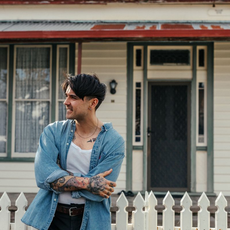 Stefan West dévoile « Hard Times », un hymne rock captivant sur la résilience