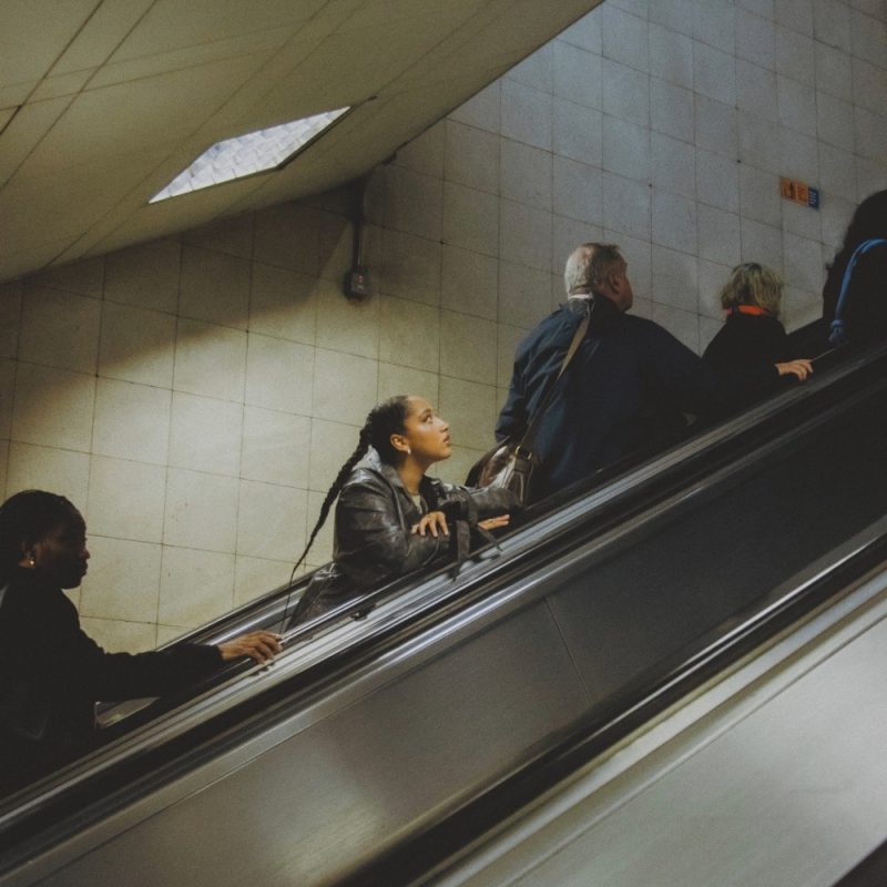 Yiigaa dévoile ‘Follow Lights’, une exploration musicale des lumières et des ombres des grandes villes