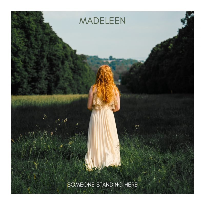 Entre délicatesse et émotion, Madeleen enchante avec son EP « Someone Standing Here »