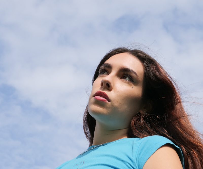 Rayen, l’éclosion d’un talent avec « Rough », un groove captivant