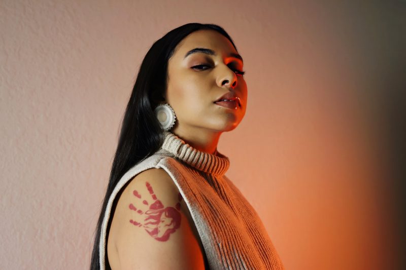 Stella Standingbear : L’ascension d’une voix unique dans le hip-hop