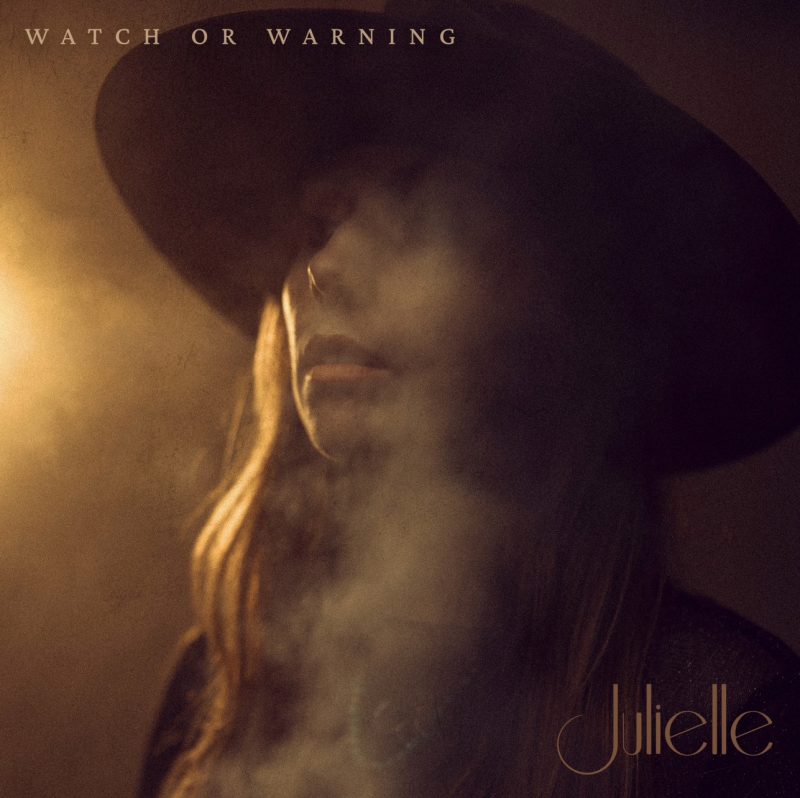 Julielle nous plonge dans l&rsquo;incertitude amoureuse avec &lsquo;WATCH OR WARNING&rsquo;