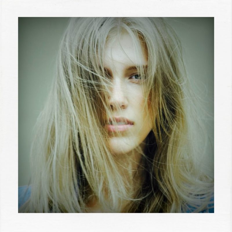 Alma Owren avec « under the surface » plonge sous la surface dans une chanson poignante