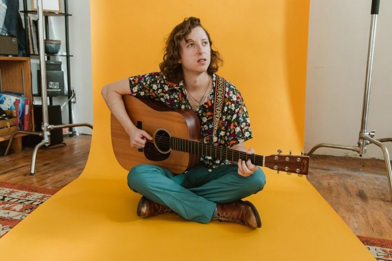 Asa Daniels dévoile « Miss Your Train » : une plongée dans la douleur de la perte imminente