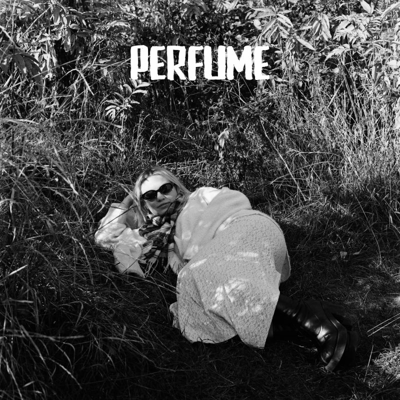 Kelsie Kimberlin dévoile « Perfume » : Une chanson d’amour en hommage à la résilience