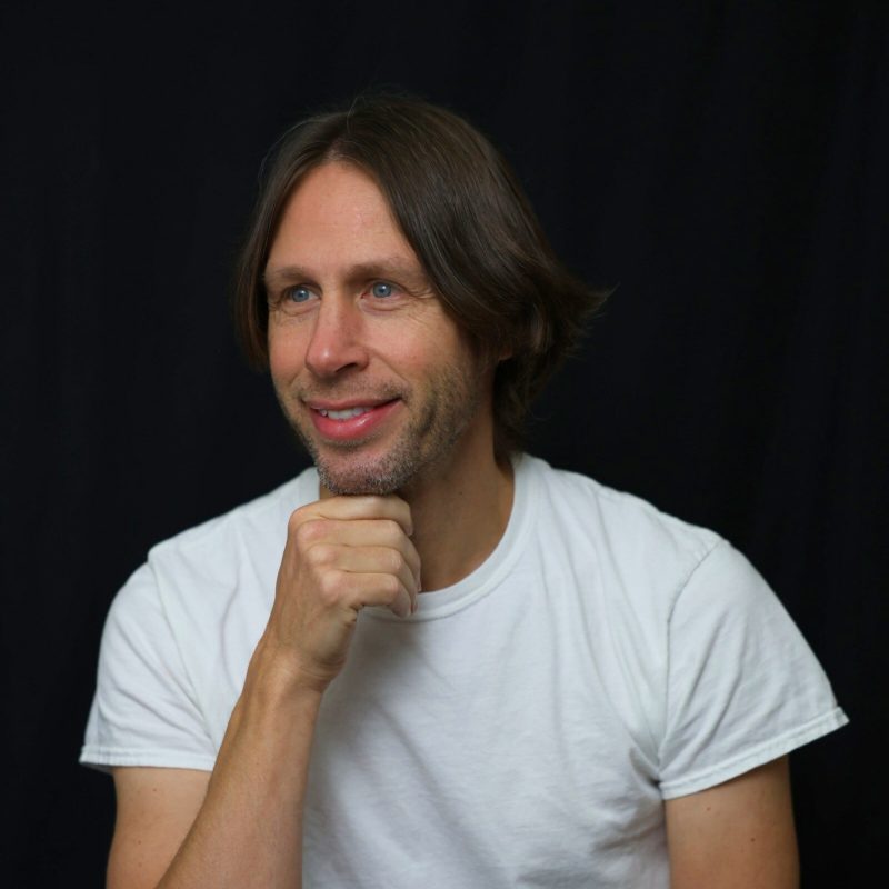 Larry Karpenko : « Heart Calls Love », un hymne pop qui mêle légèreté et profondeur