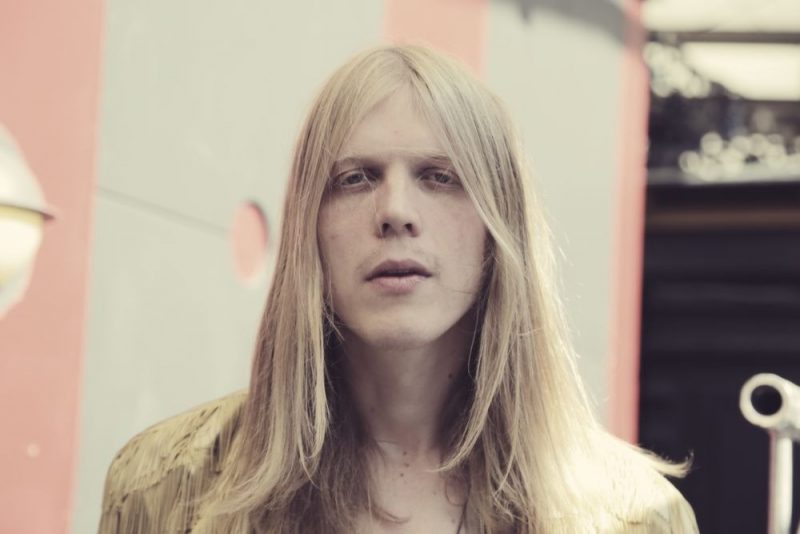 New Silver Girl dévoile « Hurricane » : une ballade poignante aux riffs délicats et accrocheurs