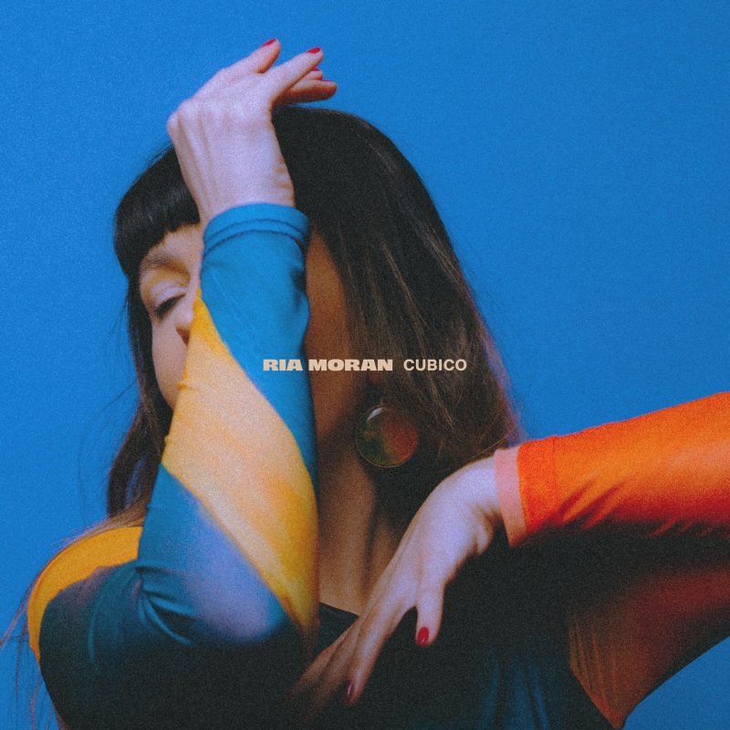 Ria Moran esquisse un amour sans condition avec “No Reason (Ode to You)”