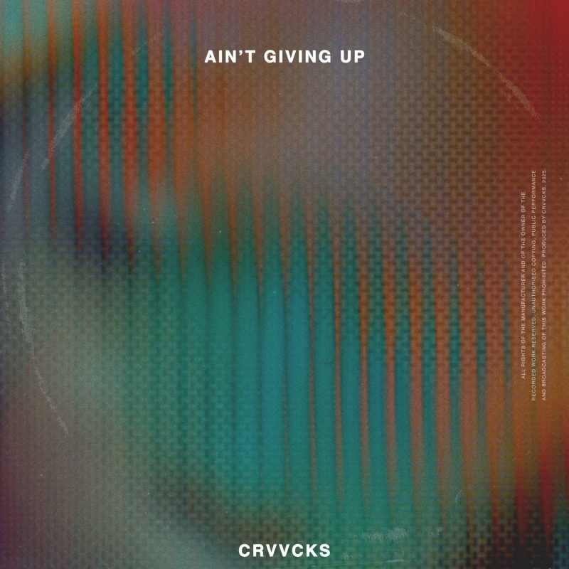 Crvvcks : L’énergie club affirmée de ‘Ain’t Giving Up’