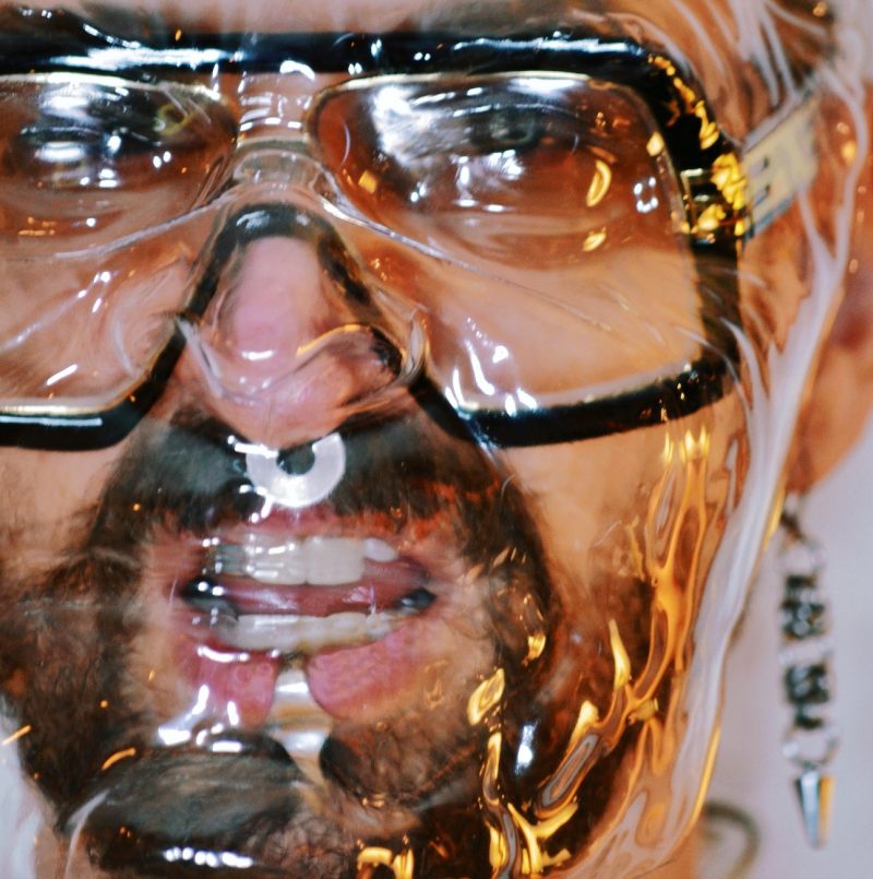 “Half Ball Pit Half Bloodbath” : Devin James Fry dans la tourmente du capitalisme
