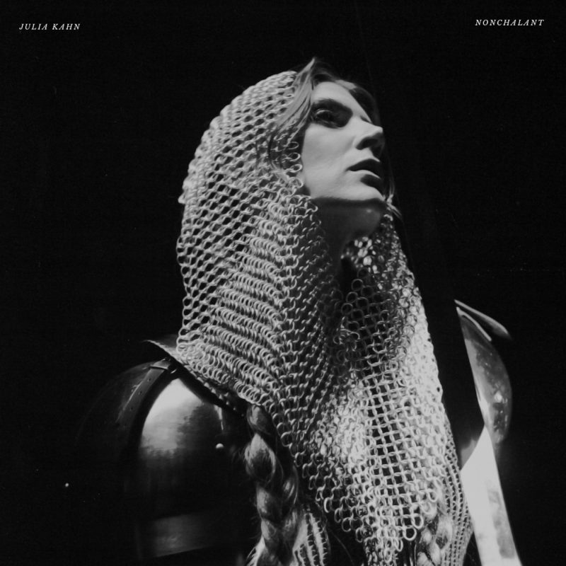 Julia Kahn dévoile « Nonchalant » : une déclaration audacieuse de sensibilité