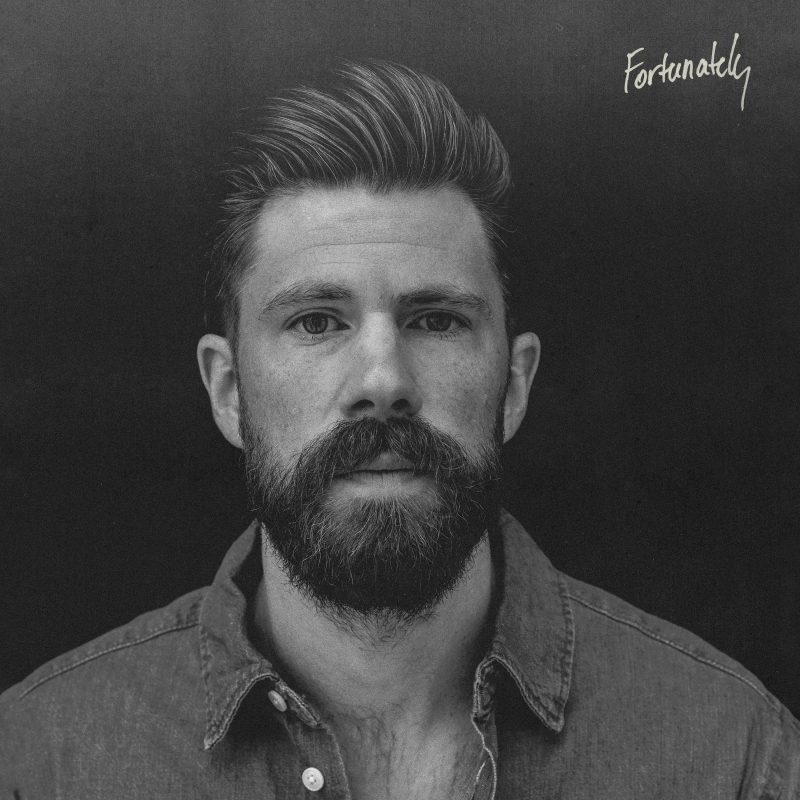 Mokita fait une pause dans l’introspection avec « Fortunately » : une chanson qui célèbre la résilience et la solidarité