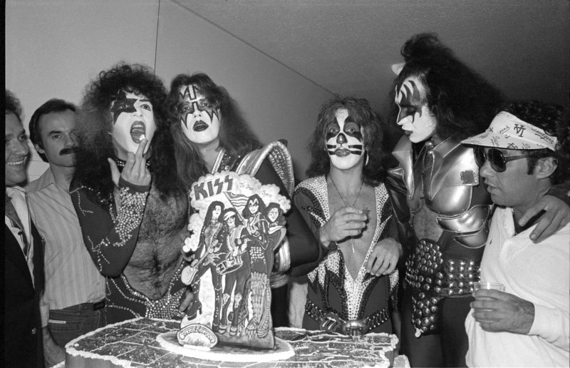 Le mythe du lancer de téléviseurs : Quand les rockstars des années 70 et 80 brisaient plus que des écrans