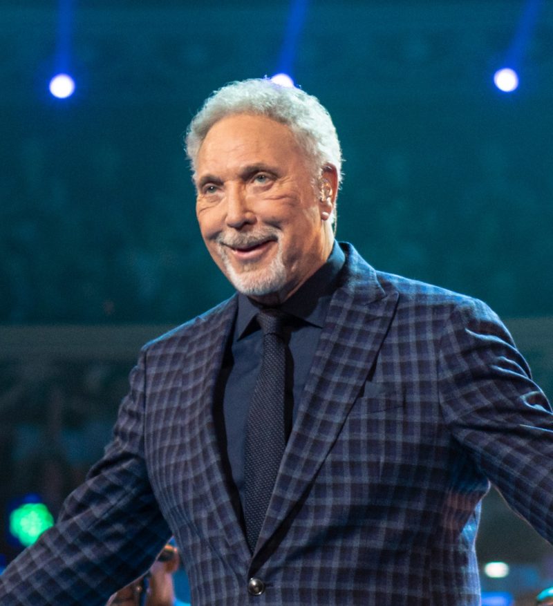 Les sous-vêtements lancés sur Tom Jones : Une tradition surprenante des concerts