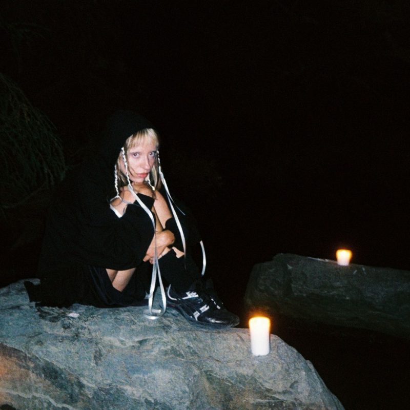 yergurl – “a green light” : à la recherche d’un signe, dans l’éclat néon d’un amour incertain