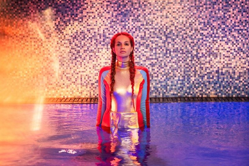 GLVES – « Time » : une plongée lumineuse dans l’art de la présence