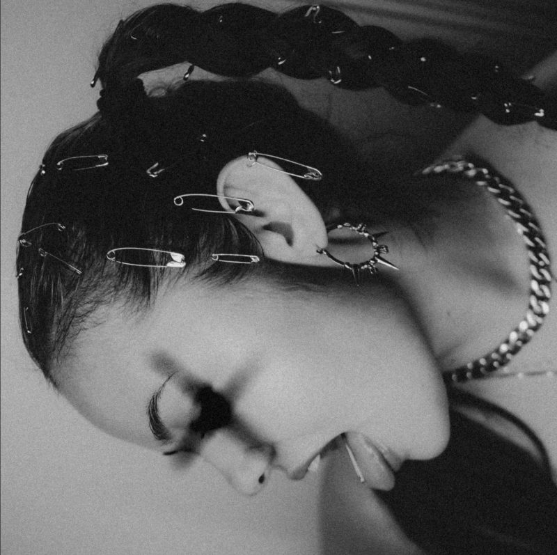 Entre ombre et lumière, Gabriella Zauna s’émancipe avec “PINUP”