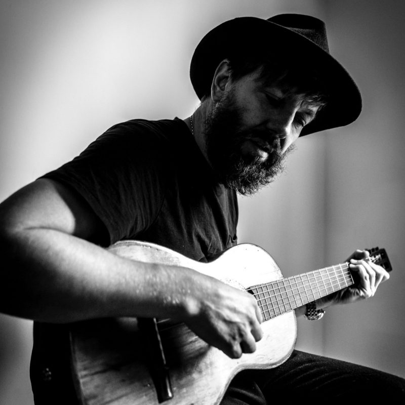 Leepeck touche le cœur avec « Speed Of Light », une ballade folk dévoilée en live intimiste