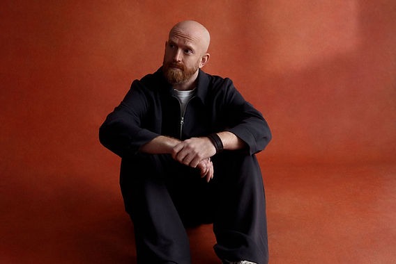 Newton Faulkner – « Alright Alright Alright » : le grand écart électrique d’un artisan du folk