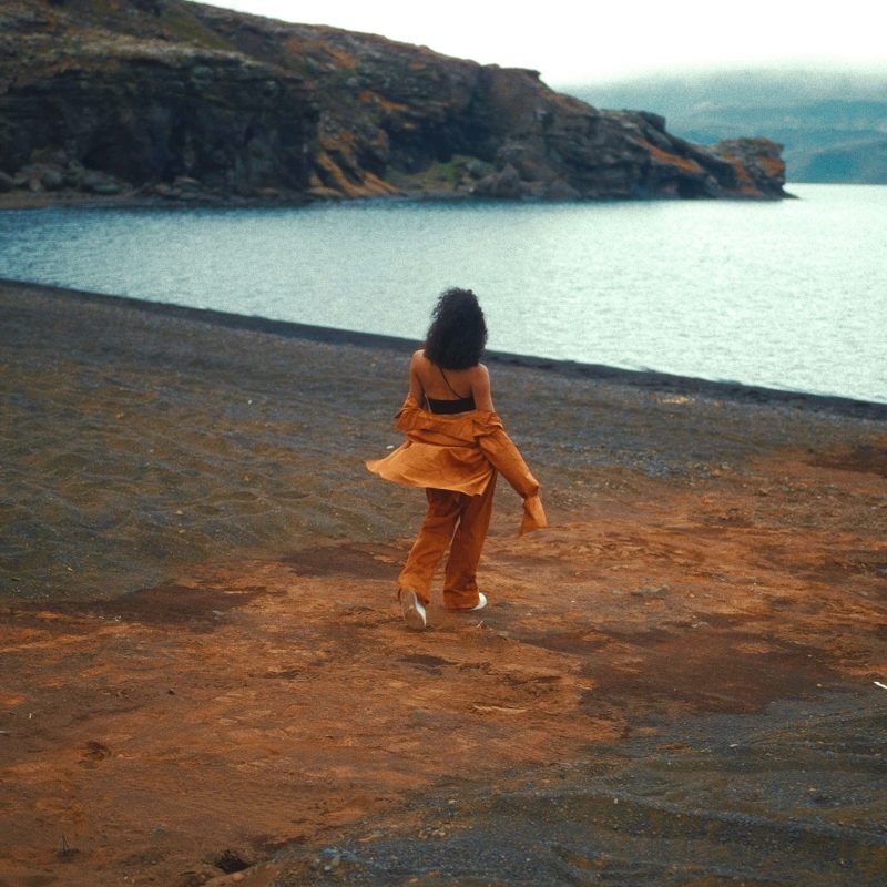 Ruby Francis plane au-dessus de l’amour avec “Helicopter”