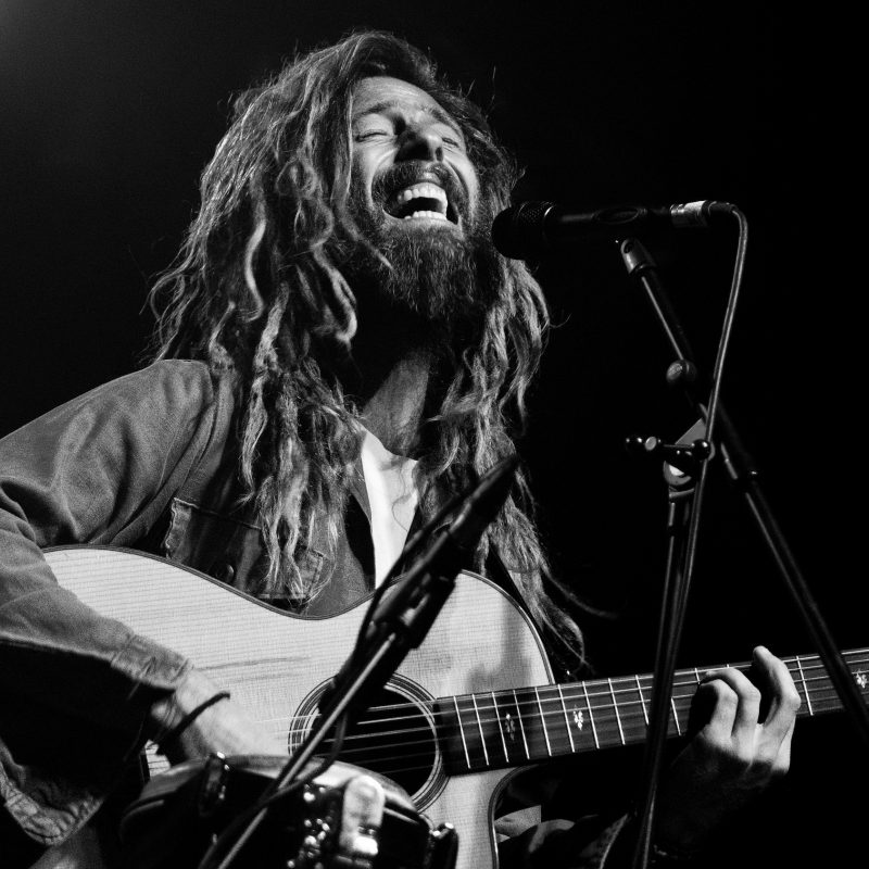 Sam Garrett prêche l’unité avec “One Family”