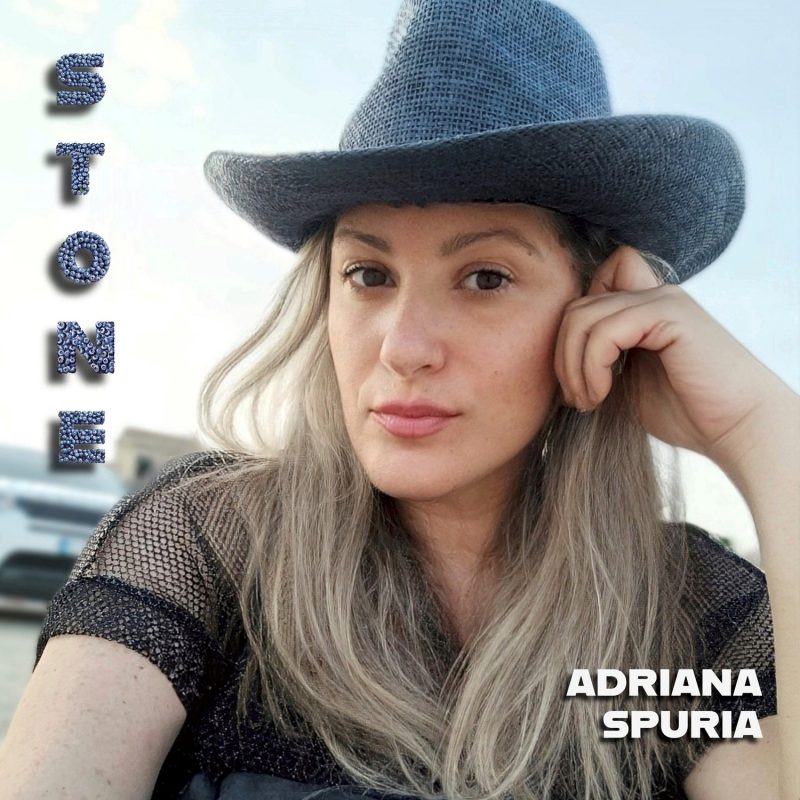 « Stone » d’Adriana Spuria : résister à l’indifférence par la voix du cœur