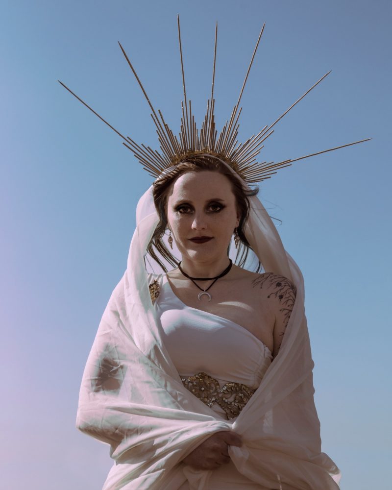 Catherine Elms signe un retour captivant avec « Brutal Heart », entre rock sombre et confession intime