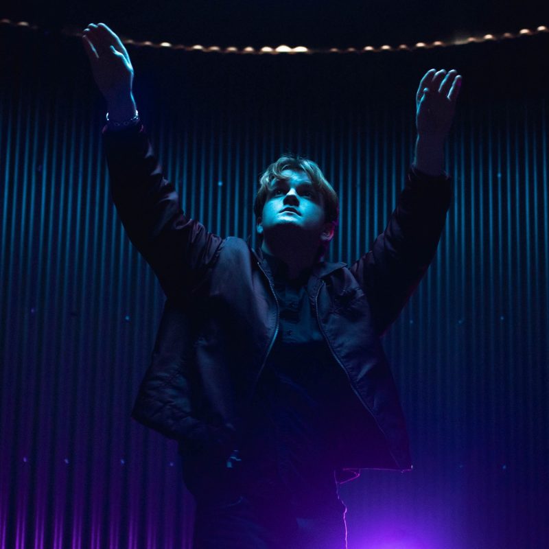 Dean Griffin rallume les braises du R&B avec “Lights Out”