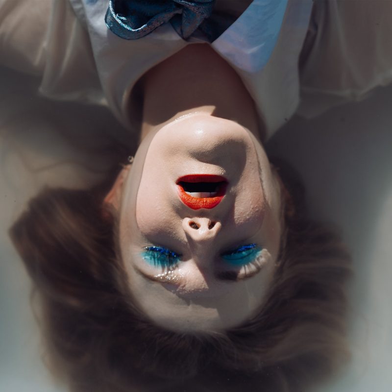 Hannah Crowley – “Selfish Love” : entre naufrage émotionnel et résilience lumineuse