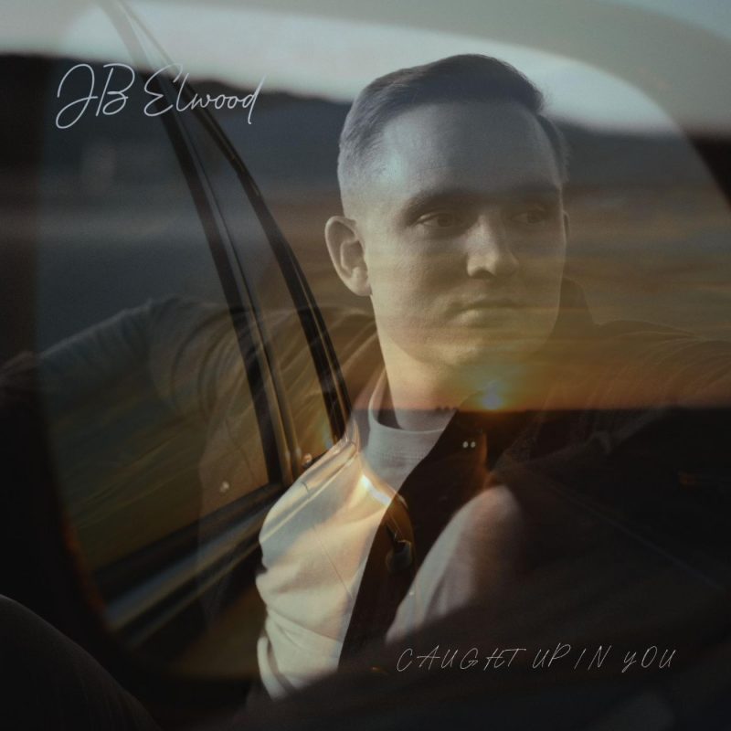 “Caught Up In You” : JB Elwood signe une ballade pop empreinte d’Americana et d’ivresse nocturne