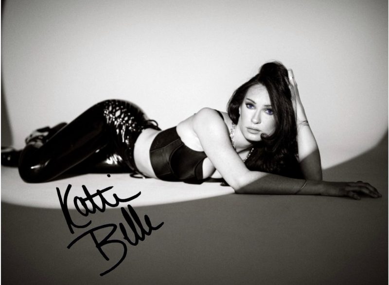 Katie Belle rallume les braises du passé avec “Cigarette”