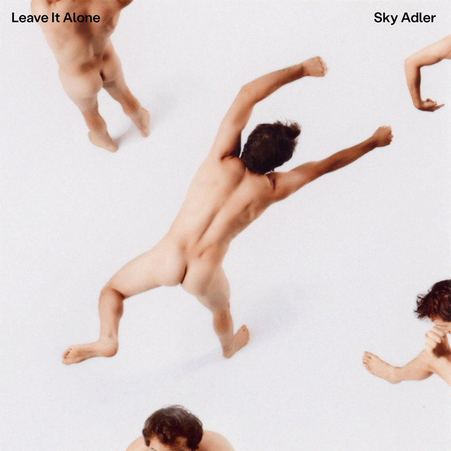 Sky Adler dévoile « Leave It Alone » : une ballade minimaliste en hommage à sa mère disparue