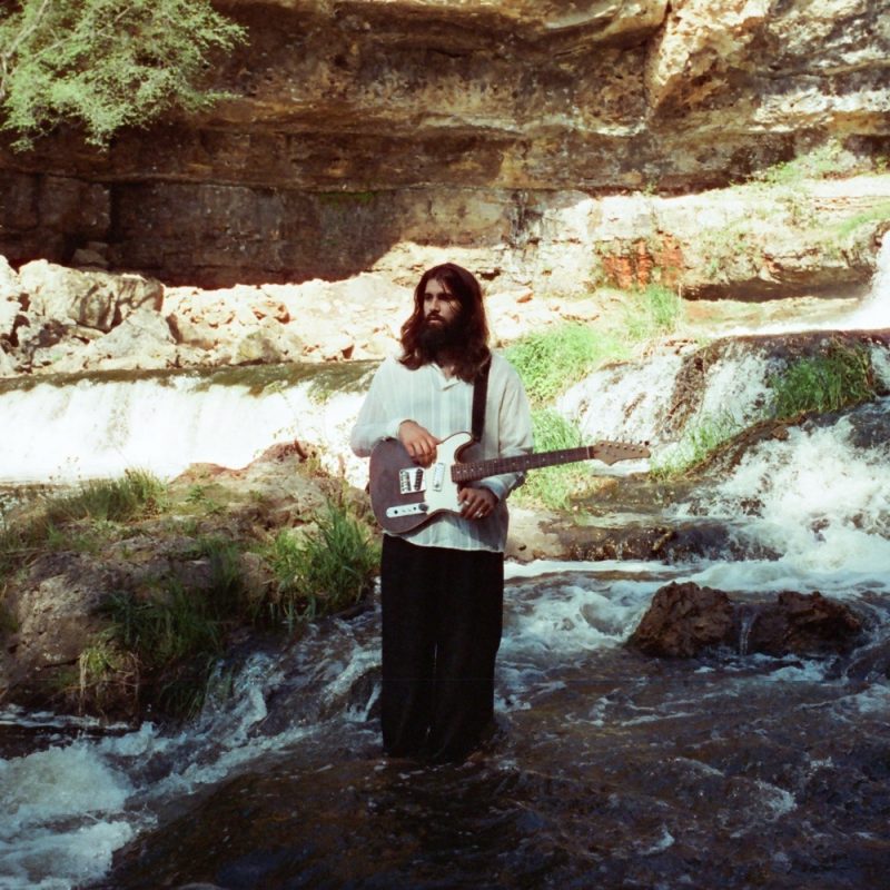 Young Dervish dévoile “Koto (Too Wrapped Up In You)”, une ballade minimaliste et immersive