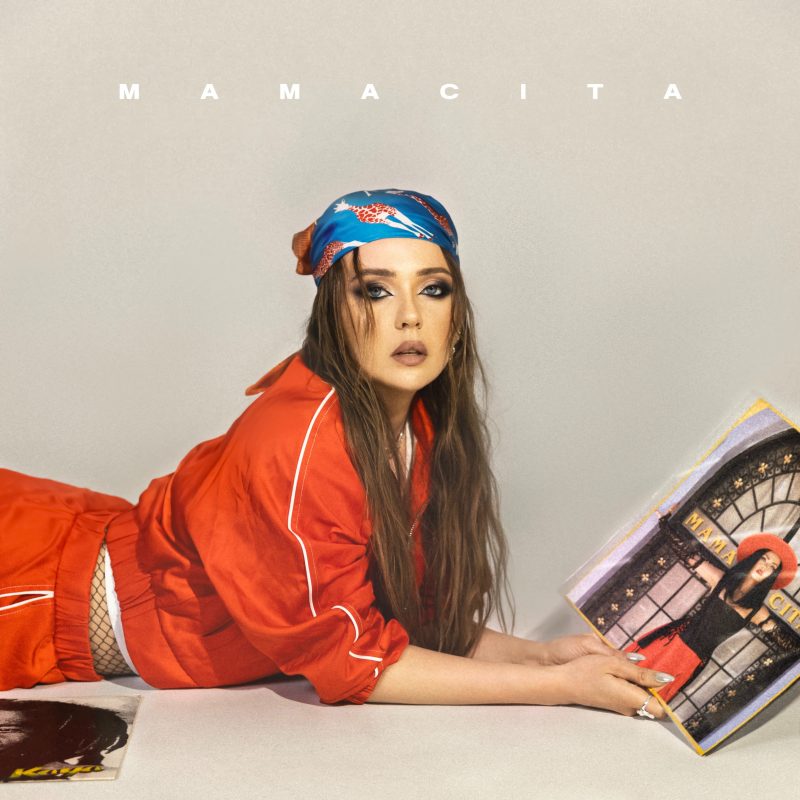ANNA VEE électrise l’été avec “MAMACITA (FREAKY BONITA)”