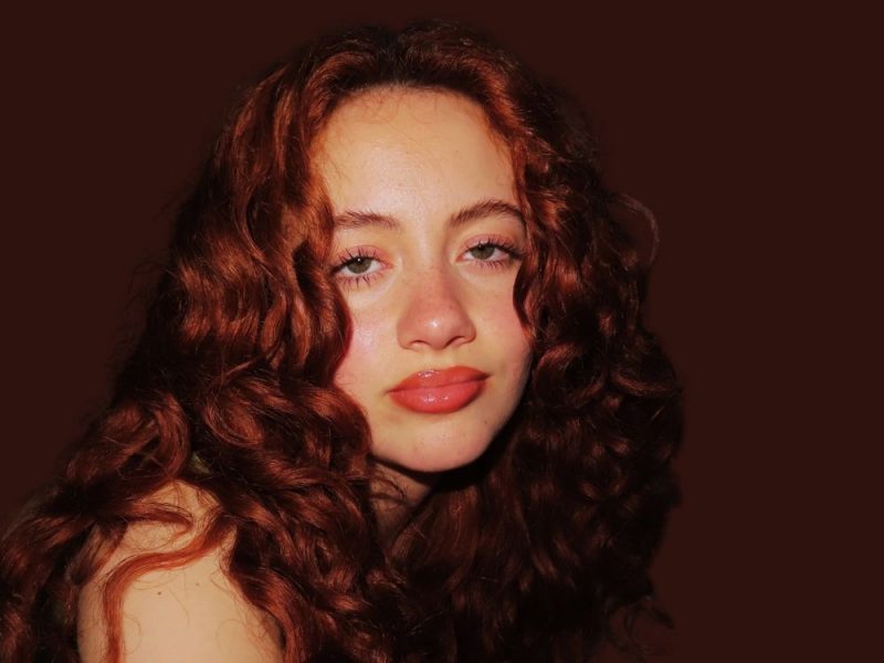 Asha Maclean cherche l’équilibre dans “Yoga”, un single sensuel entre chaos amoureux et groove 90s