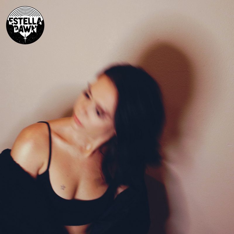 Estella Dawn dévoile « Move Down Lover », entre désir brûlant et puissance fragile