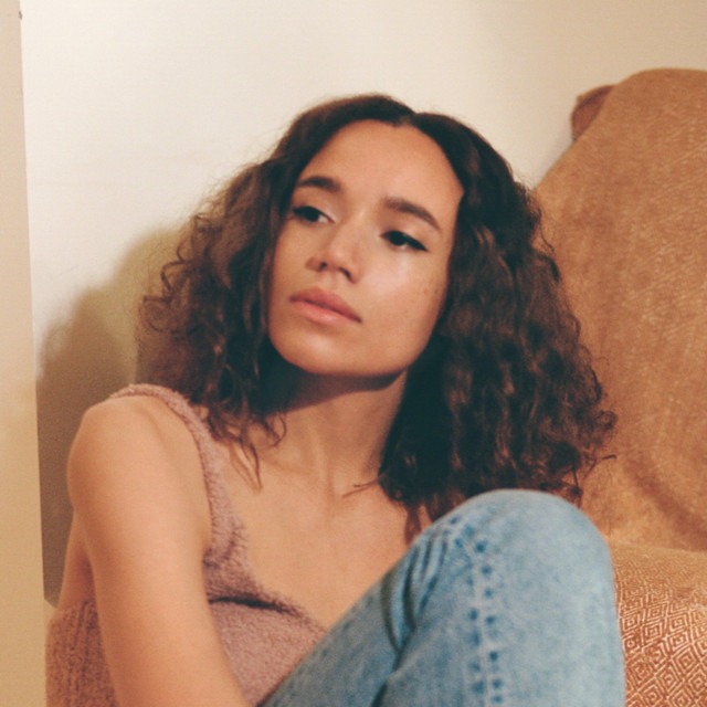 Sous la lumière de Jones : « Moonlight », un éclat de douceur entre R&B moderne et nostalgie disco