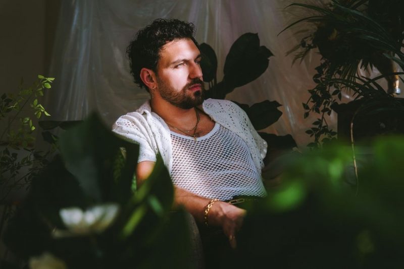 Lew Apollo – « Let The Light In » : Une soul intimiste qui fait vibrer