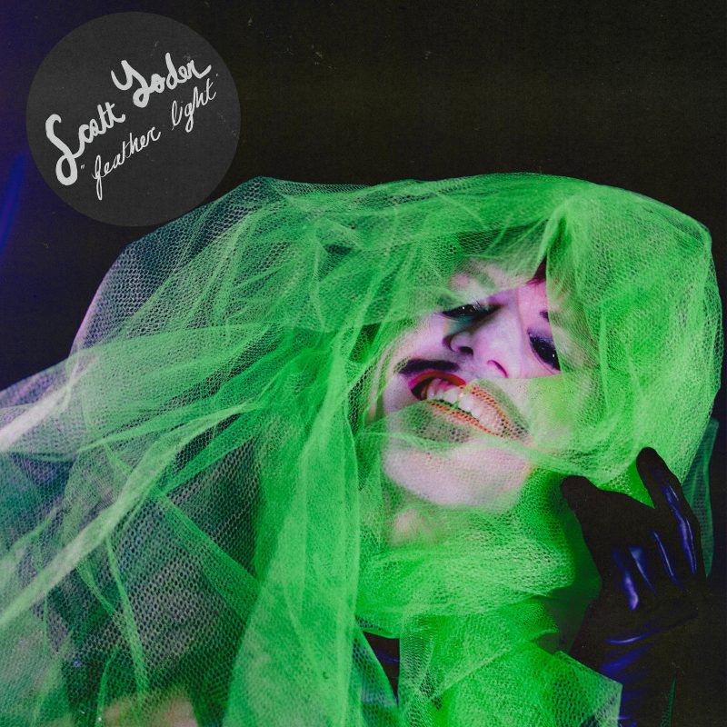 Scott Yoder nous berce avec “Feather Light” : une confession lumineuse et envoûtante