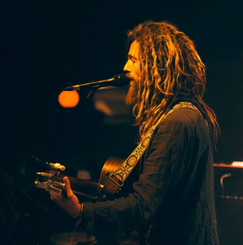 « Be Free » de Sam Garrett : un hymne doux à la gratitude et à l’instant présent