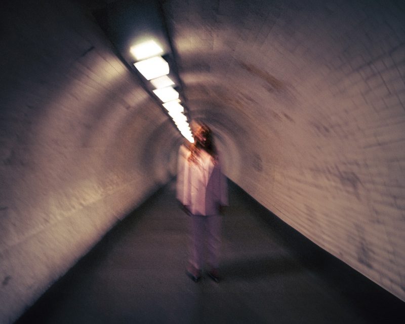 AUNCE franchit les murs de l’anxiété avec « Walking Through Walls »