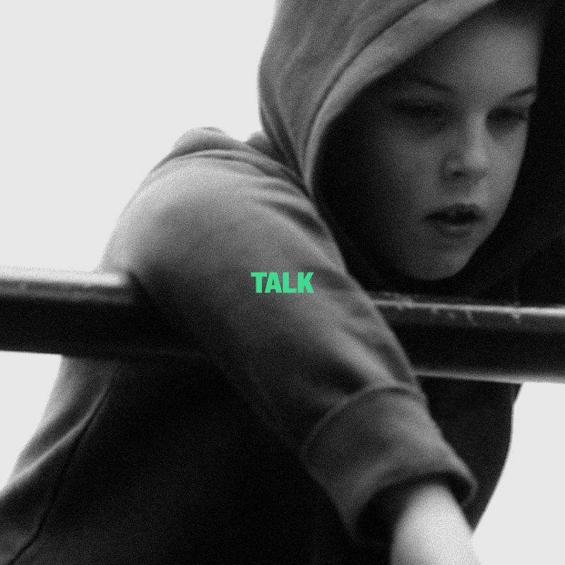 Alexander Wolfe fait un retour poignant avec « Talk »