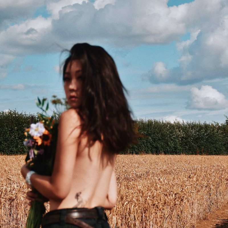 Coral Z — Le cœur lourd, les poings serrés : “No More” comme cri du renouveau