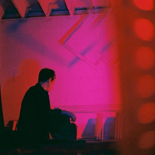 Tim Carr, « Alone Playing Piano » : une balade mélancolique aux accents rêveurs