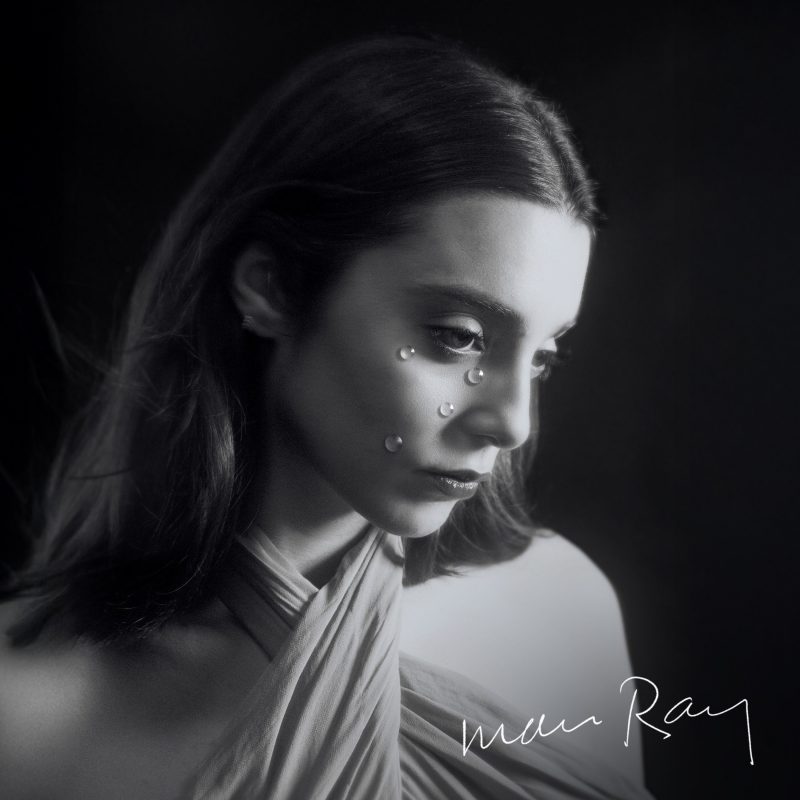 Man Ray : Ananya capte la magie éphémère de l’amour adolescent