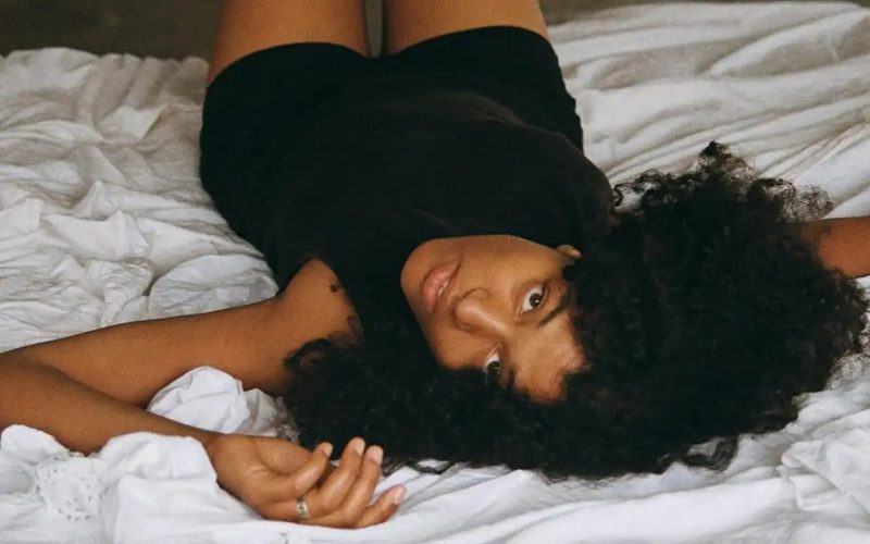 Diane Emerita dévoile son nouveau single « Hold Me Like A Pearl », une exploration intime du désir et de la distance