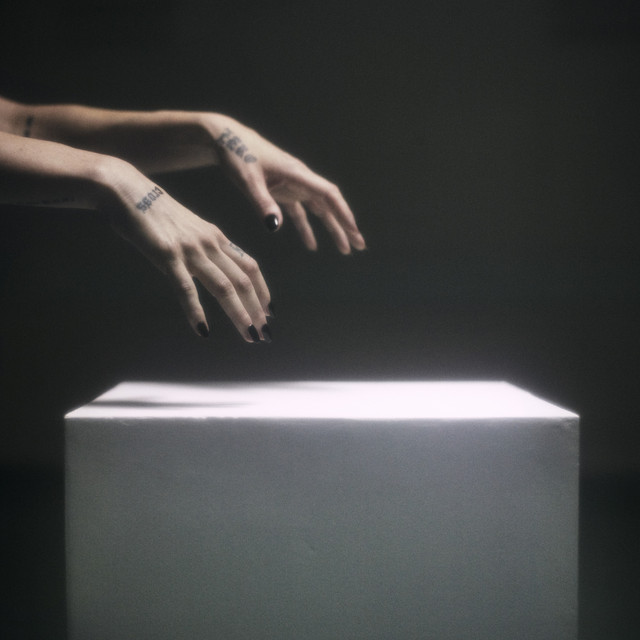 Niia dévoile « fucking happy » : une élégie jazzy à l’ironie mordante