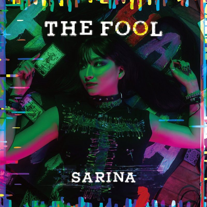 Sarina dévoile « Fools Gold » : le glamour sous un prisme gothique