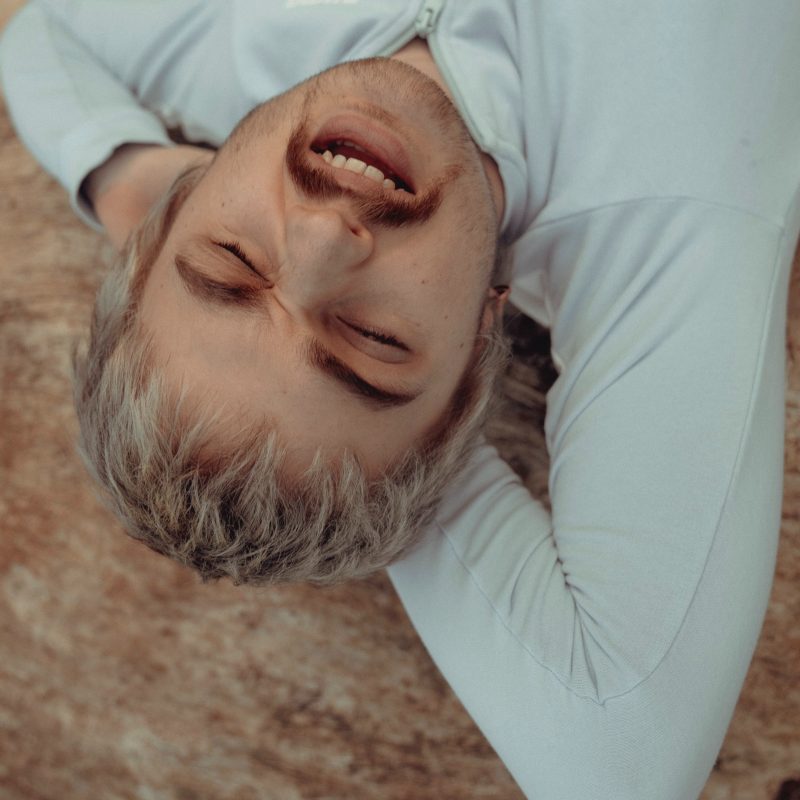 Nonchalant : Seth Gauton explore les nuances de la vulnérabilité avec sa nouvelle chanson